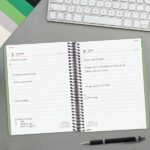 Finocam Espiral Basics My Agenda - Anual 2027 - 1 Dia por Pagina - Formato E10 - 155x212mm - Espiral - Tapa Dura de Carton Forrado - Esquinas Microperforadas - Papel de 70g/m2 - Color Verde - immagine 3
