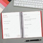 Finocam Espiral Basics My Agenda - Anual 2027 - 1 Dia por Pagina - Formato E10 - 155x212mm - Espiral - Tapa Dura de Carton Forrado - Esquinas Microperforadas - Papel de 70g/m2 - Color Rojo - immagine 3