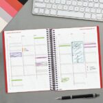Finocam Espiral Basics My Agenda - Anual 2027 - 1 Dia por Pagina - Formato E10 - 155x212mm - Espiral - Tapa Dura de Carton Forrado - Esquinas Microperforadas - Papel de 70g/m2 - Color Rojo - immagine 4