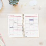 Finocam Trendy Design Collection Goldy Agenda - Anual 2027 - Semana Vista Horizontal - Formato E5 - 117x181mm - Espiral - Tapa de Polipropileno - Esquinas Microperforadas - Papel de 80g/m2 - Multicolor - immagine 4