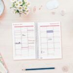 Finocam Trendy Design Collection Flora Agenda - Anual 2027 - Semana Vista Horizontal - Formato E5 - 117x181mm - Espiral - Tapa de Polipropileno - Esquinas Microperforadas - Papel de 80g/m2 - Multicolor - immagine 4