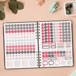 Finocam Espiral Trendy Alma Agenda - Anual 2027 - Semana Vista Horizontal - Formato E10 - 155x212mm - Espiral - Tapa Dura de Carton Forrado - Esquinas Microperforadas - Papel de 80g/m2 - Color Negro - immagine 4