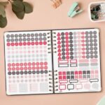 Finocam Espiral Trendy Alma Agenda - Anual 2027 - 1 Dia por Pagina - Formato E10 - 155x212mm - Espiral - Tapa Dura de Carton Forrado - Esquinas Microperforadas - Papel de 70g/m2 - Color Negro - immagine 4