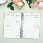 Finocam Moda Espiga Agenda Internacional - Anual 2027 - Semana Vista Vertical - 140x204mm - Goma Elastica - Tapa Dura de Carton Forrado - Esquinas Microperforadas - Papel de 80g/m2 - Multicolor - immagine 3