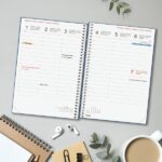 Finocam Moda Agenda Internacional - Anual 2027 - Semana Vista Vertical - 140x204mm - Goma Elastica - Tapa Dura de Carton Forrado - Esquinas Microperforadas - Papel de 80g/m2 - Color Azul - immagine 3