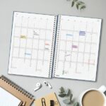 Finocam Moda Agenda Internacional - Anual 2027 - Semana Vista Vertical - 140x204mm - Goma Elastica - Tapa Dura de Carton Forrado - Esquinas Microperforadas - Papel de 80g/m2 - Color Azul - immagine 4