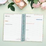 Finocam Moda Espiga Agenda Internacional - Anual 2027 - 1 Dia por Pagina - 140x204mm - Goma Elastica - Tapa Dura de Carton Forrado - Esquinas Microperforadas - Papel de 80g/m2 - Multicolor - immagine 3