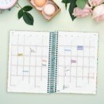 Finocam Moda Espiga Agenda Internacional - Anual 2027 - 1 Dia por Pagina - 140x204mm - Goma Elastica - Tapa Dura de Carton Forrado - Esquinas Microperforadas - Papel de 80g/m2 - Multicolor - immagine 4