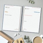 Finocam Moda Agenda Internacional - Anual 2027 - 1 Dia por Pagina - 140x204mm - Goma Elastica - Tapa Dura de Carton Forrado - Esquinas Microperforadas - Papel de 80g/m2 - Color Azul - immagine 3