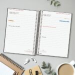 Finocam Moda Agenda Internacional - Anual 2027 - 1 Dia por Pagina - 140x204mm - Goma Elastica - Tapa Dura de Carton Forrado - Esquinas Microperforadas - Papel de 80g/m2 - Color Negro - immagine 3