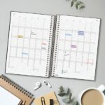Finocam Moda Agenda Internacional - Anual 2027 - 1 Dia por Pagina - 140x204mm - Goma Elastica - Tapa Dura de Carton Forrado - Esquinas Microperforadas - Papel de 80g/m2 - Color Negro - immagine 4