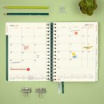 Finocam Tempus Agenda - Anual 2027 - 1 Dia por Pagina - 155x217mm - Espiral Doble - Tapa Extradura de Polipropileno - 2 Cintas Marcapaginas - Papel Crema de 80g/m2 - Color Verde - immagine 5