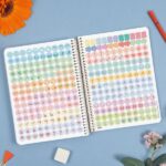 Finocam Cloe Agenda - Anual 2027 - 1 Dia por Pagina - Formato E10 - 155x212mm - Espiral - Tapa Dura de Carton Forrado - Esquinas Microperforadas - Papel de 80g/m2 - Color Rojo - immagine 5