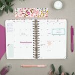 Finocam Moniquilla Agenda - Anual 2027 - 1 Dia por Pagina - Formato E10 - 155x212mm - Espiral Doble - Tapa Dura de Carton Forrado - Esquinas Microperforadas - Papel de 80g/m2 - Color Rosa - immagine 4